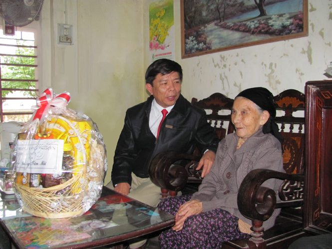 Đồng chí Nguyễn Hữu Hoài, Phó Bí thư Tỉnh uỷ, Chủ tịch UBND tỉnh thăm hỏi một gia đình chính sách.