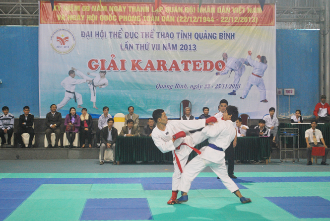 Một cảnh thi đấu tại giải vô địch Karatedo toàn tỉnh 2013.