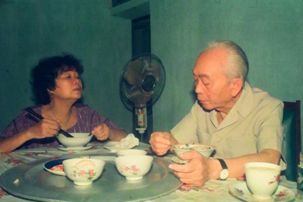 Bức ảnh chụp bữa cơm của Đại tướng và phu nhân được dùng làm ảnh bìa cho tập sách (Nguồn ảnh: Đại tá Trần Hồng cung cấp)