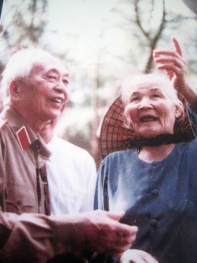Đại tướng cùng mẹ Nghèng tại rừng phi lao ở ven biển Quang Phú.  Ảnh: Tư liệu