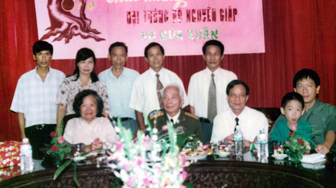 Lãnh đạo Hội Nông dân tỉnh thăm gia đình Đại tướng (năm 2000).