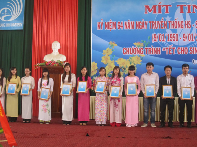 Những sinh viên xuất sắc được nhận giải thưởng tại buổi lễ.