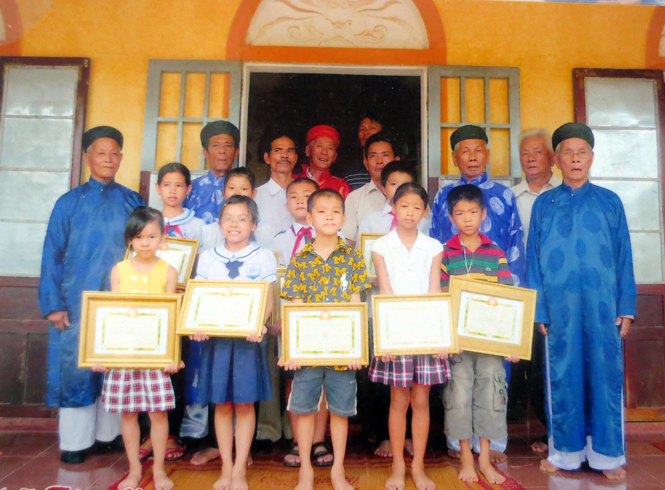 Một buổi phát thưởng trang trọng cho các cháu đạt thành tích trong học tập của dòng họ Nguyễn (Trung Bính, Bảo Ninh, TP Đồng Hới).