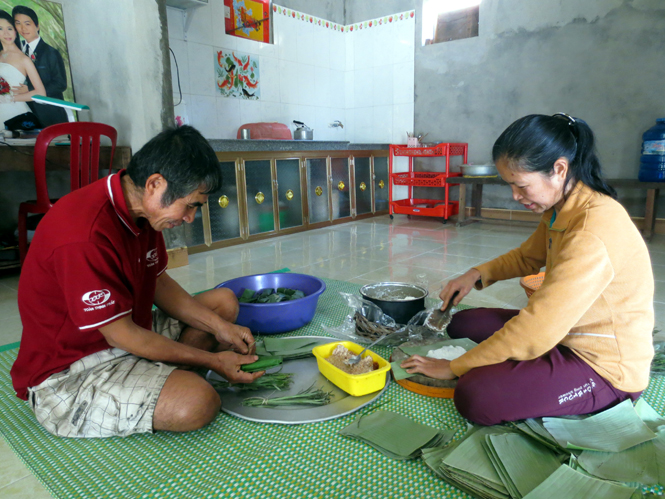 Từ nồi bánh lá này, anh Nguyễn Văn Tiến và chị Trần Thị Mai   (Trung Bính, Bảo Ninh, TP.Đồng Hới) đã nuôi 3 con ăn học nên người.