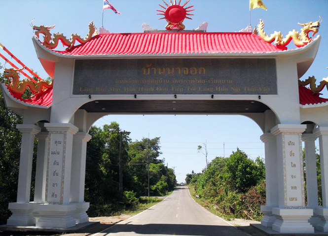 Cổng vào Làng hữu nghị Việt-Thái.