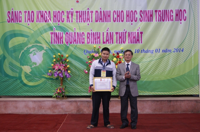 Đồng chí Đoàn Đức Liêm, TUV, Giám đốc Sở Giáo dục – Đào tạo trao giải nhất cho em Trần Xuân Hữu