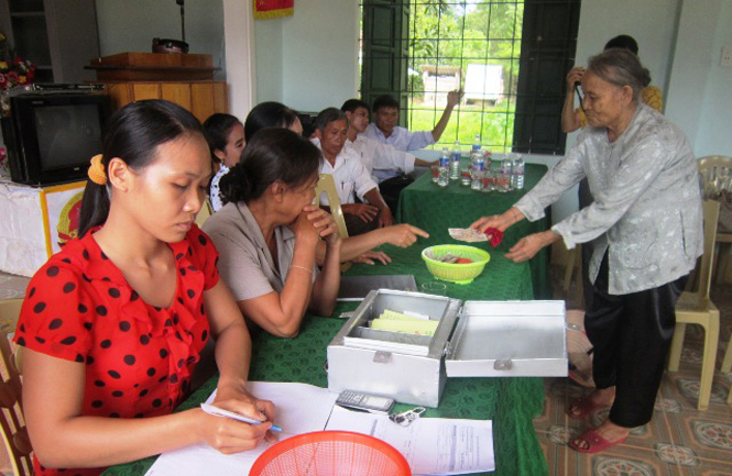 Hội viên phụ nữ thôn Cầu Lợi 1, xã Xuân Hóa đang gửi tiền tiết kiệm.