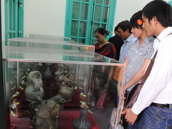 Du khách tham quan nơi trưng bày di vật cổ Hoàng thành Thăng Long. (Ảnh: Kim Phương/TTXVN)