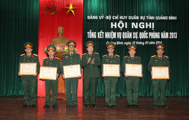 Thủ trưởng Bộ CHQS tỉnh trao bằng khen của Bộ Quốc phòng cho các tập thể có nhiều thành tích xuất sắc trong thực hiện nhiệm vụ quân sự, quốc phòng năm 2013.