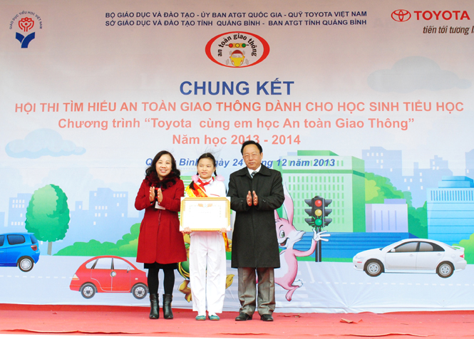 Đại diện Ban tổ chức trao giải nhất cho đội Quảng Trạch.