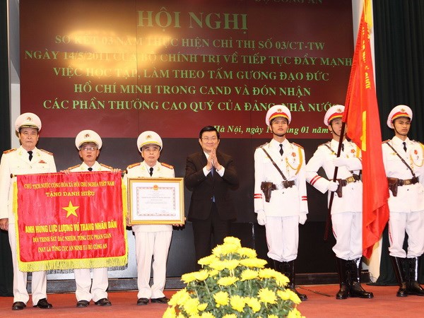 Chủ tịch nước Trương Tấn Sang trao tặng Danh hiệu Anh hùng lực lượng vũ trang nhân cho Đội Trinh sát đặc nhiệm (Tổng Cục an ninh II). (Ảnh: Doãn Tấn/TTXVN)