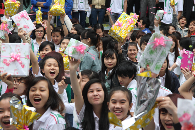 Niềm vui của tập thể cán bộ, giảng viên, sinh viên Trường đại học Đông Á khi xác lập thành công kỷ lục Việt Nam về “Số lượng người tham gia gói quà tặng nhiều nhất trong thời gian nhanh nhất”.
