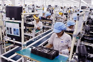 Dây chuyền sản xuất tại Nhà máy sản xuất điện thoại di động Samsung Việt Nam tại Bắc Ninh. (Ảnh: Đức Tám/TTXVN)