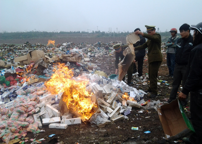 Hàng hóa bị tiêu hủy tại bãi rác thành phố Đồng Hới