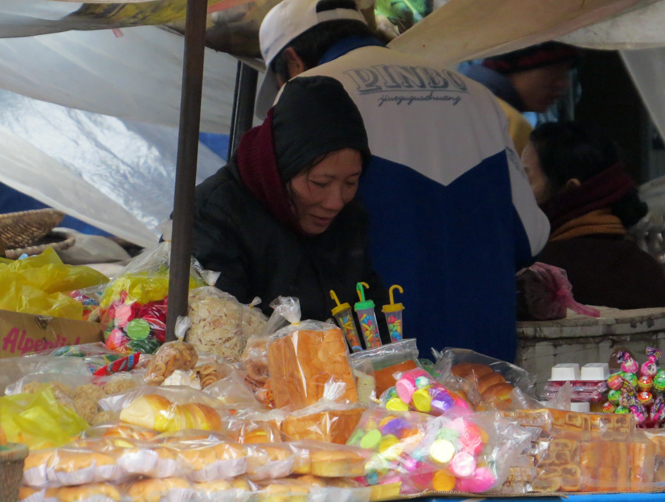 Bánh kẹo không có nguồn gốc xuất xứ rõ ràng được bày bán rất nhiều tại các sạp hàng nhỏ như thế này tại chợ Đồng Hới.