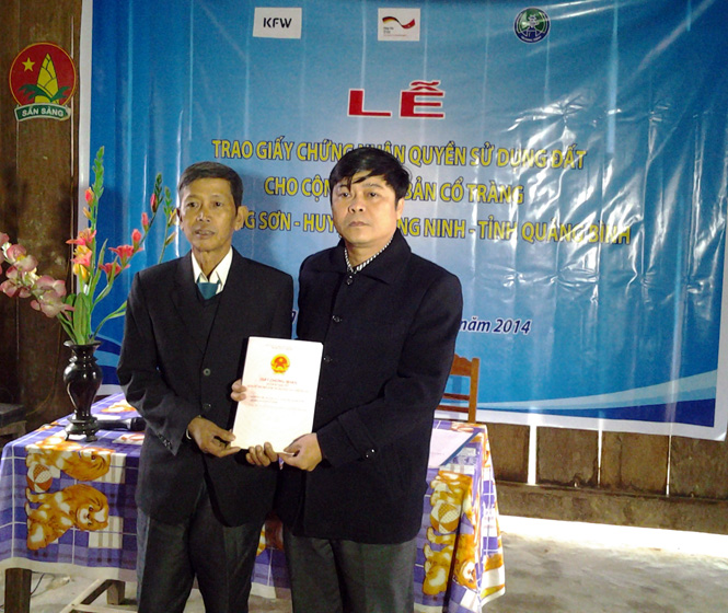 Đại diện lãnh đạo UBND huyện Quảng Ninh trao giấy chứng nhận quyền sử đất lâm nghiệp cho cộng đồng dân cư bản Cổ Tràng.