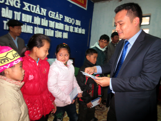 Đại diện TMCP Đầu tư và Phát triển chi nhánh Quảng Bình trao quà cho trẻ em khuyết tật của Trung tâm phục hội chức năng trẻ khuyết tật Hiền Ninh (Quảng Ninh).