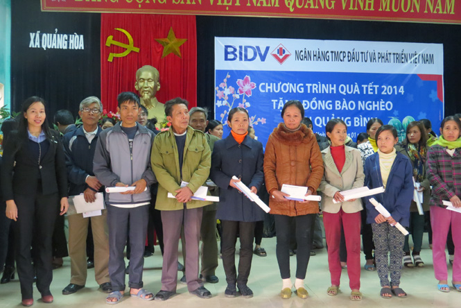 Đại diện BIDV chi nhánh Bắc Quảng Bình trao quà tết cho các hộ dân có hoàn cảnh khó khăn tại xã Quảng Hòa (Quảng Trạch).