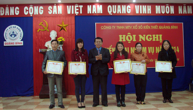 Lãnh đạo Công ty khen thưởng các tập thể và cá nhân có thành tích trong công tác năm 2013.