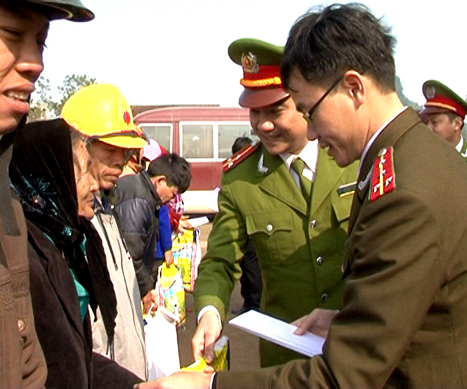 Cán bộ, chiến sỹ Công an tỉnh trao quà tết cho người dân tại xã Lê Hóa, huyện Tuyên Hóa