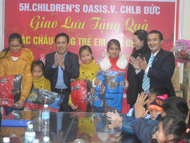 Đại diện Tổ chức 5H trao quà cho trẻ em Làng SOS Đồng Hới.