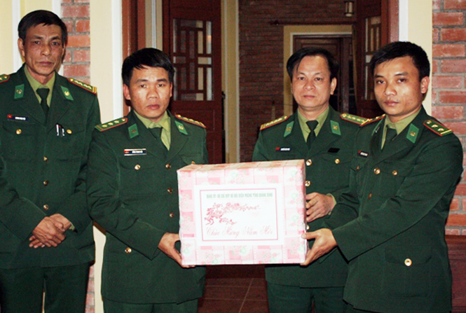 Thủ trưởng Bộ chỉ huy BĐBP Quảng Bình tặng quà tết cho lực lượng làm công tác bảo vệ khu mộ Đại tướng Võ Nguyên Giáp.