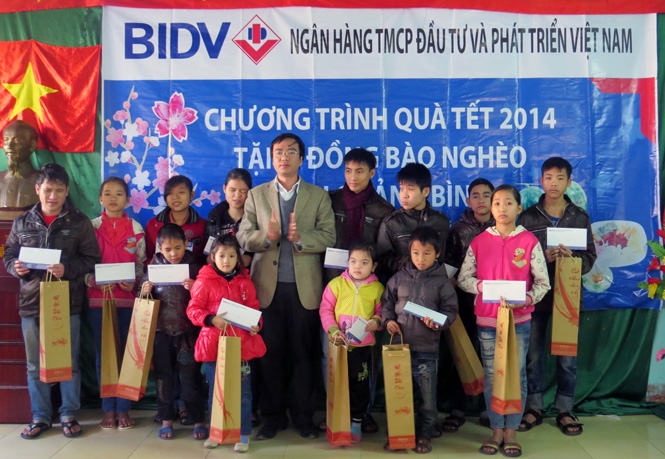 Đại diện BIDV Bắc Quảng Bình trao quà tết cho các em học sinh có hoàn cảnh khó khăn tại Trung tâm khuyết tật huyện Quảng Trạch.
