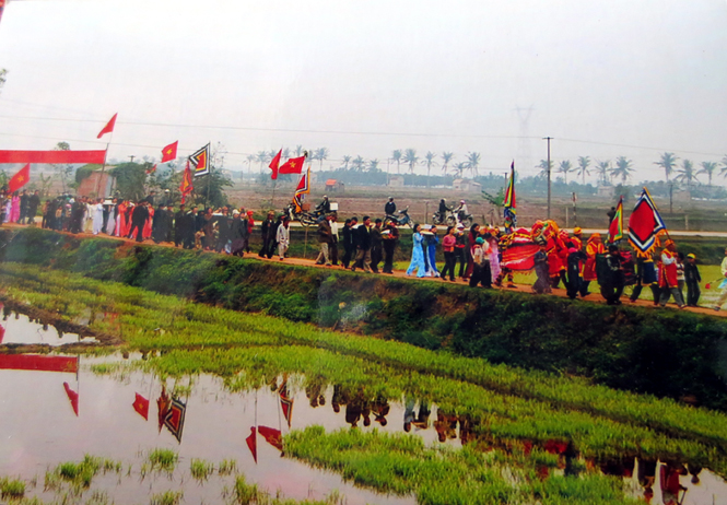 Lễ hội xuân làng Lũ Phong (Quảng Phong, Quảng Trạch) vẫn náo nhiệt, đông đúc, nhưng hiện không còn giữ lễ công nhận trưởng thành hoặc lên lão độc đáo thuở trước. Ảnh: Văn Thức