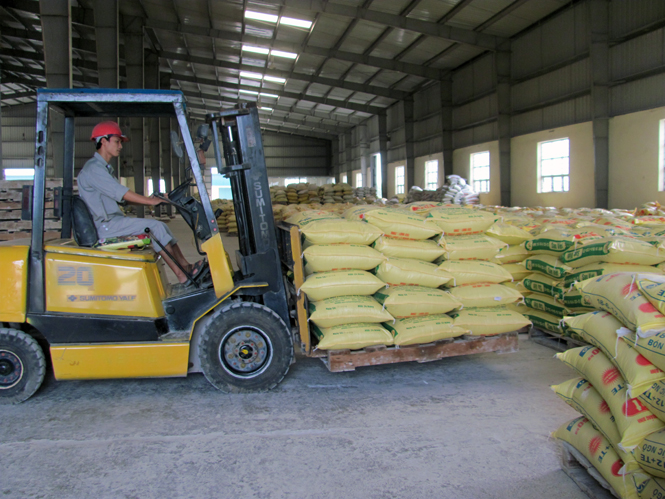 Sản xuất phân bón phục vụ sản xuất nông nghiệp ở Nhà máy NPK Sao Việt.
