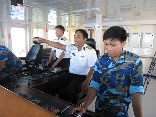 Thiếu tá Phạm Xuân Hải đang cùng ê kíp lái tàu HQ 571 (bên phải, ngoài cùng là trung úy Lê Văn Sao) ra quần đảo Trường Sa.