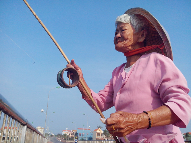 Lão ngư Nguyễn Thị Quán (80 tuổi) từng là thành viên của Đội đánh cá nữ Minh Khai nổi tiếng một thời.