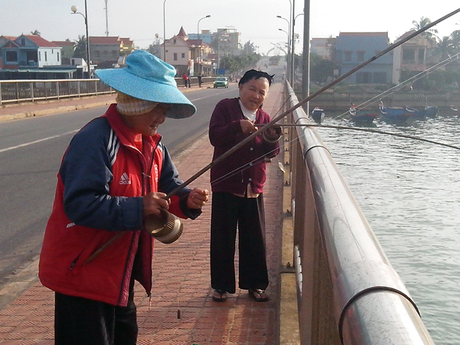 Vừa câu cá vừa hàn huyên tuổi già.