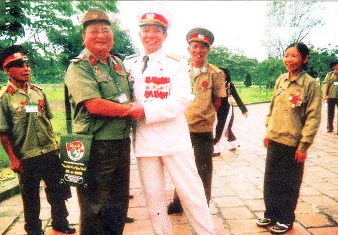 Đại tá Lương Tiến Đại (người đeo túi).