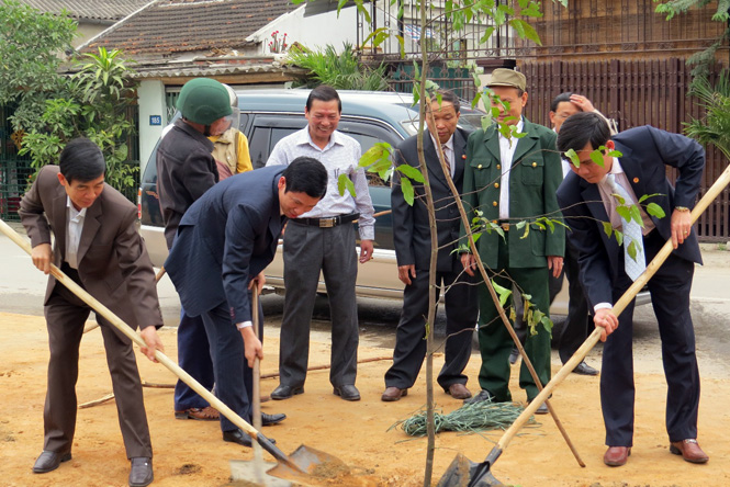 Các đồng chí lãnh đạo huyện Quảng Trạch trồng cây xanh tại thị trấn Ba Đồn.