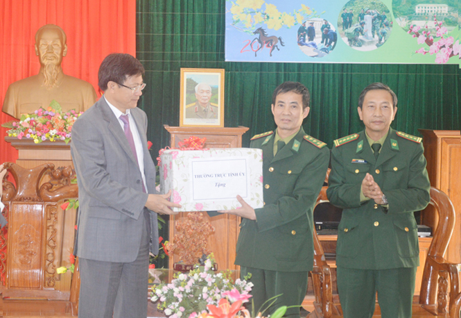Đồng chí Bí thư Tỉnh ủy tặng quà cho cán bộ, chiến sĩ Đồn Biên phòng Cửa khẩu quốc tế Cha Lo.