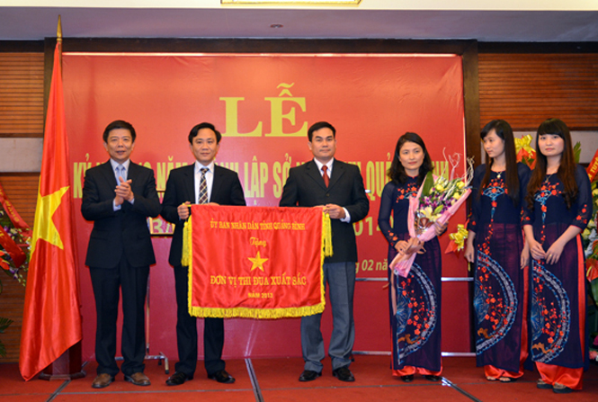 Đồng chí Nguyễn Hữu Hoài, Phó Bí thư Tỉnh uỷ, Chủ tịch UBND tỉnh trao cờ thi đua xuất sắc năm 2013 của UBND tỉnh cho Sở Ngoại vụ.
