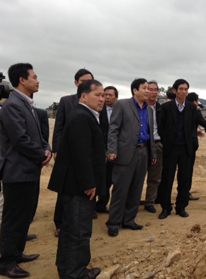 Đồng chí Nguyễn Xuân Quang, UVTV Tỉnh ủy, Phó Chủ tịch Thường trực UBND tỉnh và đoàn công tác kiểm tra thực địa hoạt động khai thác cát sỏi lòng sông trái phép.