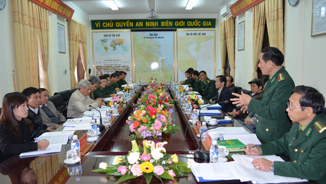 Đại tá Hồ Thái Sơn, Bí thư Đảng ủy, Chính ủy BĐBP tỉnh thông qua bản dự thảo.