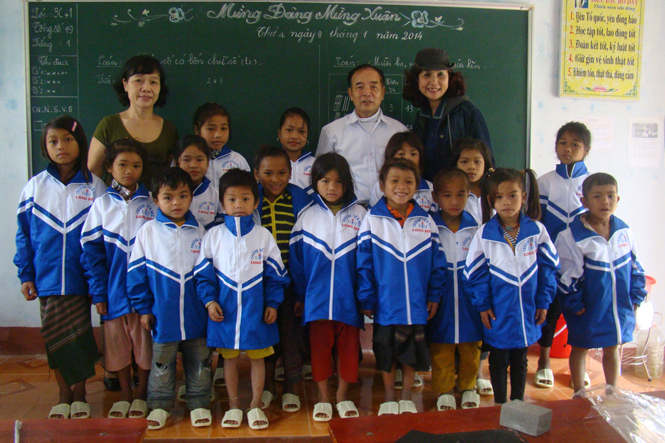 Các nhà hảo tâm trao áo quần, dép mới cho học sinh trường tiểu học Long Sơn, xã Trường Sơn huyện Quảng Ninh. Ảnh: Thanh Long