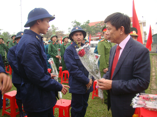Đồng chí Nguyễn Hữu Hoài, Phó Bí thư Tỉnh ủy, Chủ tịch UBND tỉnh tặng hoa cho các tân binh.