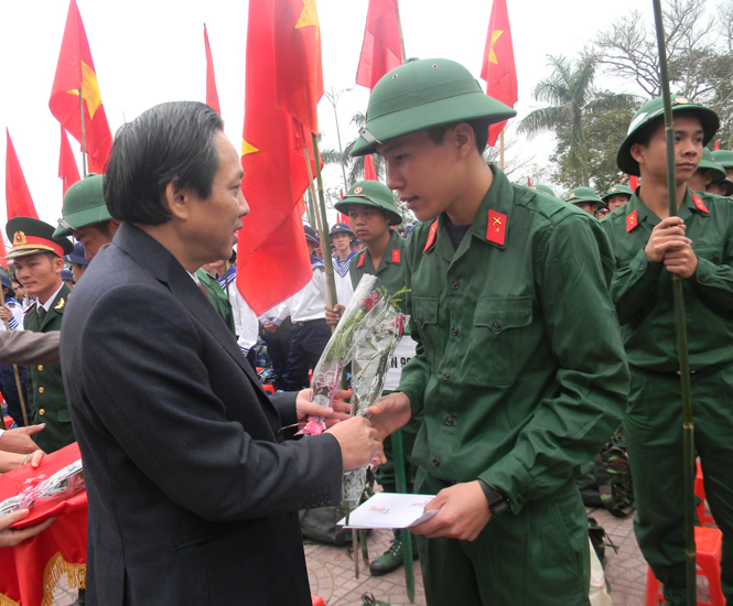 Đồng chí Hoàng Đăng Quang, Phó Bí thư Thường trực Tỉnh ủy, Trưởng đoàn đại biểu Quốc hội tỉnh tặng hoa các tân binh huyện Lệ Thủy lên đường nhập ngũ năm 2014.
