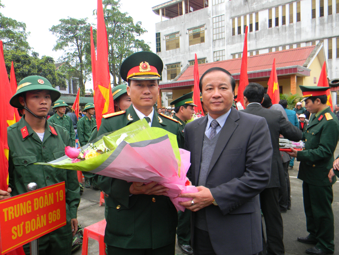 Đồng chí Trần Văn Tuân, UVTV Tỉnh ủy, Phó Chủ tịch UBND tỉnh tặng hoa và quà cho đại diện đơn vị nhận quân.