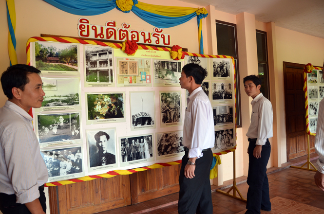 Bà con Việt kiều thăm nhà lưu niệm Bác Hồ, tại tỉnh NaKhonphanom, Thái Lan.