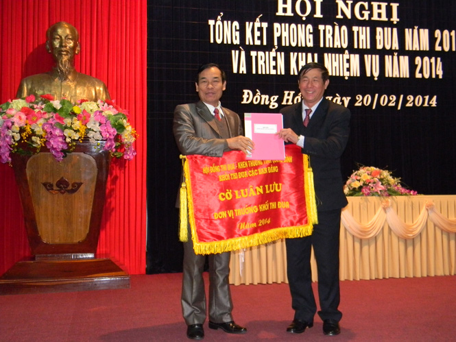 Đại diện đơn vị Văn phòng Tỉnh ủy trao cờ luân lưu đơn vị Trưởng khối thi đua các ban Đảng năm 2014 cho đơn vị Trường Chính trị tỉnh.