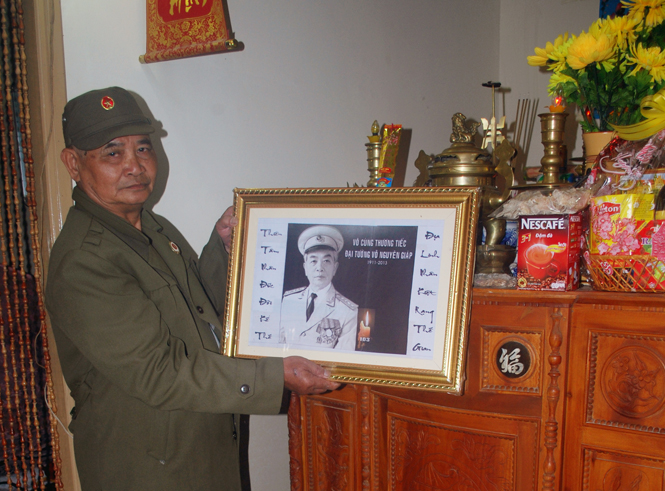  Người cựu chiến binh-thương binh Nguyễn Thanh Hoanh bên bức ảnh thờ Đại tướng Võ Nguyên Giáp tại bàn thờ gia đình.
