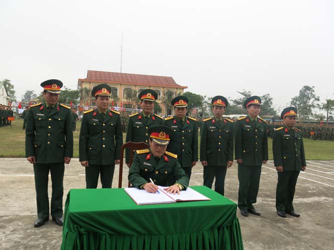Đại diện các đơn vị Bộ chỉ huy Quân sự tỉnh đã ký giao ước thi đua quyết tâm hoàn thành tốt các nhiệm vụ đã đề ra trong năm 2014