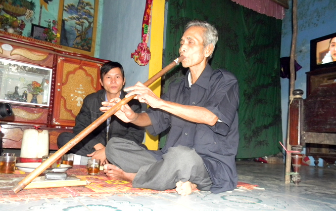 Già làng Lê Văn Tiêu (bản Cồn Cùng, xã Kim Thủy) dày công sưu tầm những loại nhạc cụ truyền thống để truyền dạy lại cho bà con Vân Kiều giữ gìn phát huy bản sắc văn hoá dân tộc.