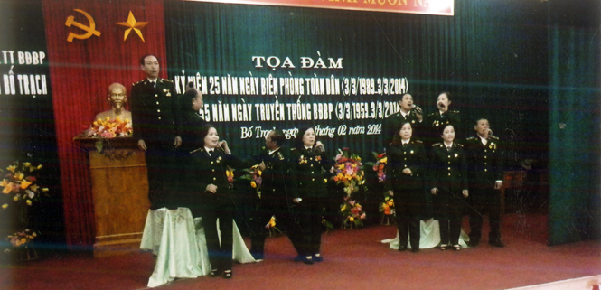 Đội văn nghệ của Ban liên lạc truyền thống BĐBP hát phục vụ đồng đội ngày gặp mặt tọa đàm.