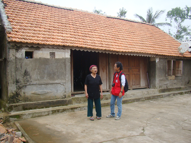 Nhà bà Trần Thị Chiến ở thôn Trường Sơn, xã Phù Hóa được dự án hỗ trợ lợp lại mái nhà bị sập hoàn toàn trong bão số 10.