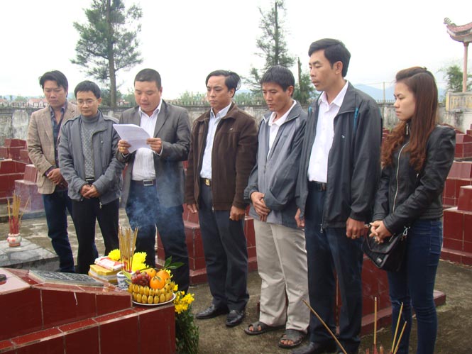 Thắp hương tưởng trên phần mộ anh hùng, liệt sỹ Trần Văn Phương